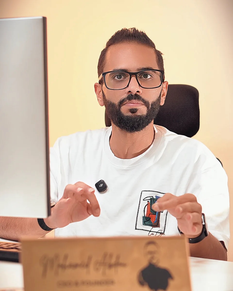 محمد عبده على مكتبه أثناء تصوير ريل